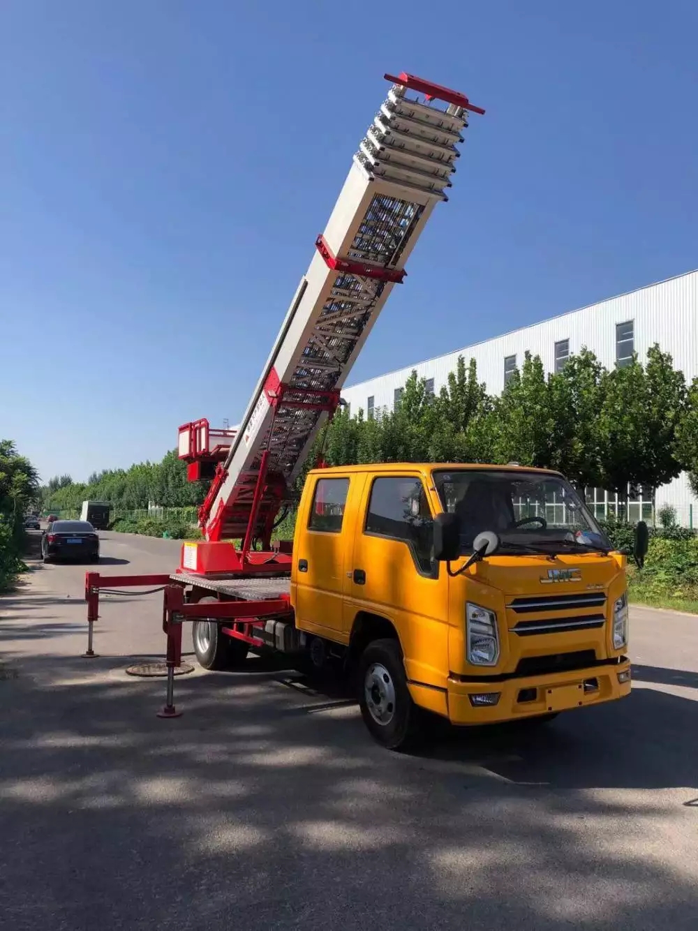 宁德蕉城附近的云梯车出租服务：轻松解决高空作业需求